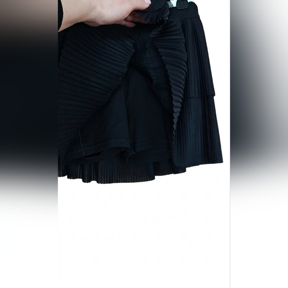 NWT 💗 aerie 💗 Black Pleated Tiered Mini Skirt with White Drawstring - Picture 3 of 6